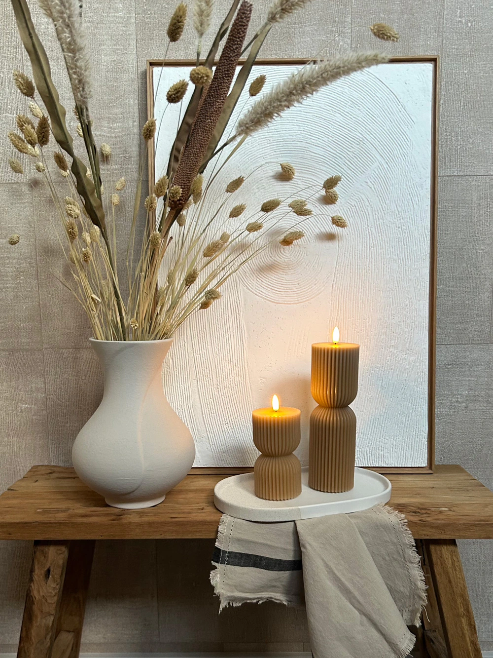 Living Comfy - LED Kaarsen op een kruk met vaas